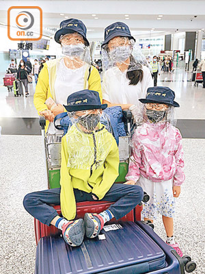 蔡小姐帶同三名子女從菲律賓來香港探母親，幸好趕及實施隔離前到港。（黃雄攝）