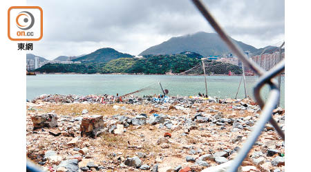 「天鴿」吹襲過後，大量海洋垃圾沖回岸上。