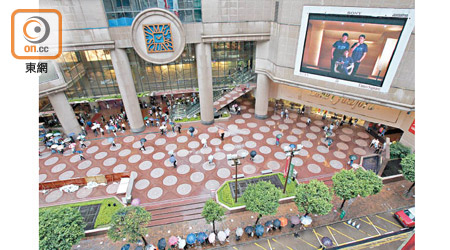 高院頒令禁止佔用銅鑼灣時代廣場的公共空間作街頭表演。