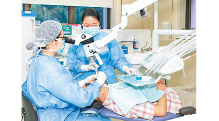 盧展民指牙醫診症時會穿上全套保護裝備，減低病人感染危機。（港大牙醫學院提供）