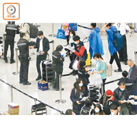 衞生署人員會向每名入境香港人士提供初步檢疫測試。