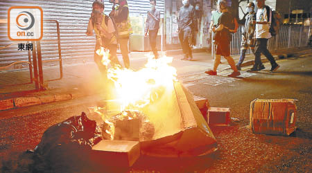 元朗：示威者在元朗又新街點火燃燒路上雜物。（李華輝攝）