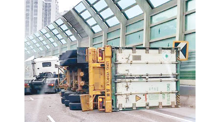 貨櫃車在屯門公路翻側。