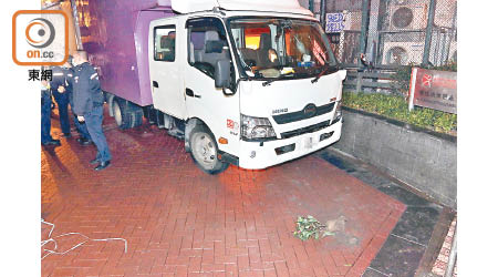 貨車「大銀幕」碎裂，地上遺下花盆。（李國健攝）