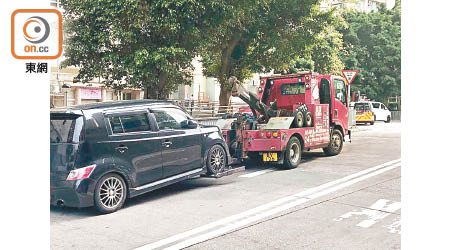 警方召拖車拖走造成嚴重阻塞的車輛。