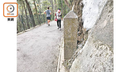 香港現存六座維多利亞城界石，圖中是港島克頓道的界石。