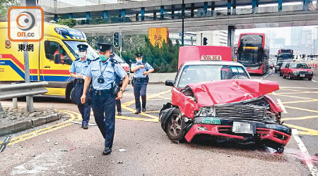 的士車頭嚴重損毀，警員到場調查。（張開裕攝）