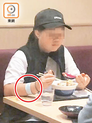 沙田<br>十三歲戴手帶（紅圈示）少女被食客揭發「逃獄」。