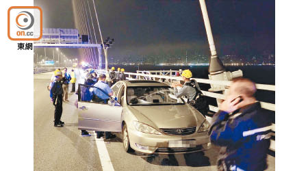 私家車停在昂船洲大橋上。（梁國雄攝）