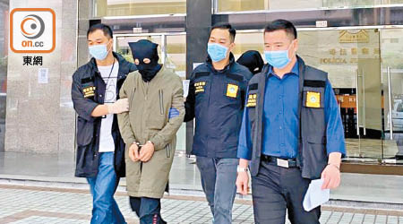 香港男子（左二）涉嫌到澳門販毒被捕。