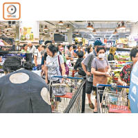 星洲亦發生民眾在超級市場蜂擁買物資的問題。