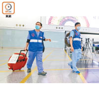 香港<br>有醫管局人員於香港機場協助處理包機行動。（袁志豪攝）