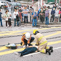 消防及救護員即場為男傷者急救。