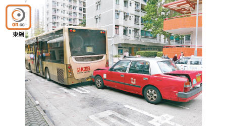 的士撞及九巴車尾。（曾志恒攝）