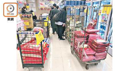 超市將米放在近門口及收銀處，方便顧客購買。（黃雄攝）