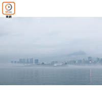 近日天氣濕度高，常出現霧鎖香江的景象。