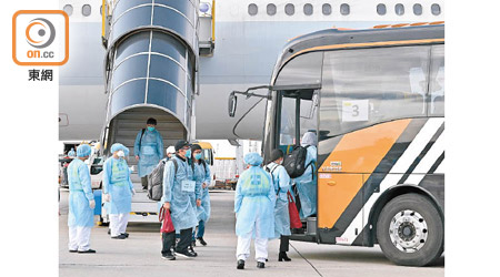 政府上月安排首批共四班包機，接載四百六十九名滯留湖北省的港人回港。