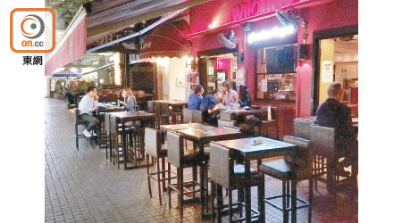 尖沙咀<br>諾士佛臺昨晚只得幾間酒吧營業，客人不多。（朱先儒攝）