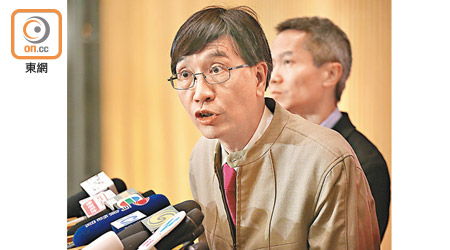 袁國勇批評有政府官員對疫情感樂觀，是「唔見棺材唔流眼淚」。