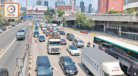 所有經深圳口岸入境的跨境貨車司機由四月十日起，須提供健康認證碼及七天內病毒陰性結果證明。