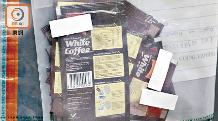 海關檢獲毒郵包，揭發毒品以咖啡粉包裝作掩飾。（王鏡文攝）