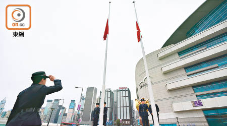 金紫荊廣場的國旗和區旗下半旗，向疫情中不幸離世的死者致哀。