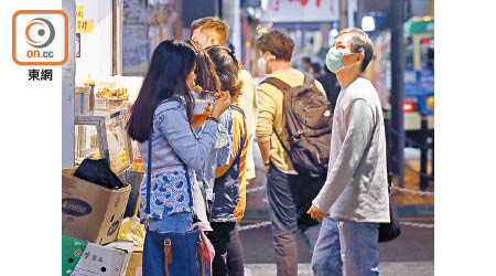銅鑼灣：不少市民無懼疫情，除下口罩在街上開餐。（黃偉邦攝）
