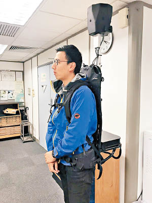 測繪處人員會利用背包式移動測量系統等新技術，製作地圖。