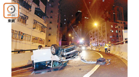 西環：私家車反肚橫亘於天橋。（李國健攝）