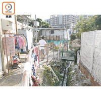 薄扶林村：由於村內欠缺排污系統，各家各戶自行把污水管駁至村內雨水道。