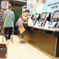 不少超市及連鎖食肆雖有提供電子支付予顧客選擇，惟大多數人仍以現金交易為主。