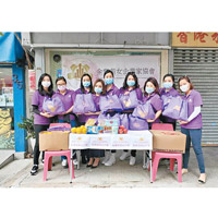 金紫荊女企業家協會上月到觀塘區派發防疫用品畀長者同弱勢社群。（協會Facebook）