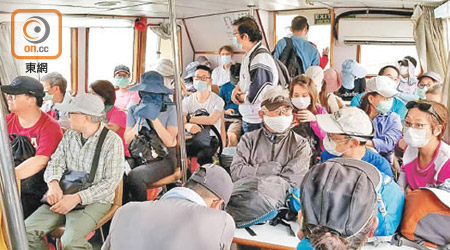 西貢：西貢黃石碼頭的街渡逼爆，乘客需膊貼膊並排坐。（朱先儒攝）