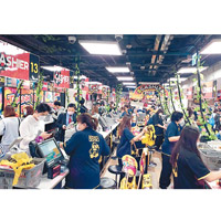 尖沙咀：日式超市驚安之殿堂逼滿購物市民。