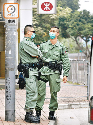 防暴警察在九龍塘站外戒備。