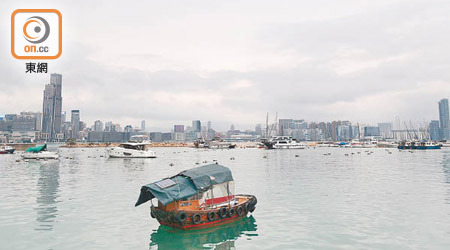 本港天氣乍暖還寒，下周一將跌至攝氏十五度，市民出外要穿上外衣保暖。