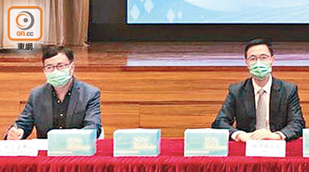 楊潤雄（右）承認引薦狄志遠（左）團隊同小學學界洽商口罩供應。