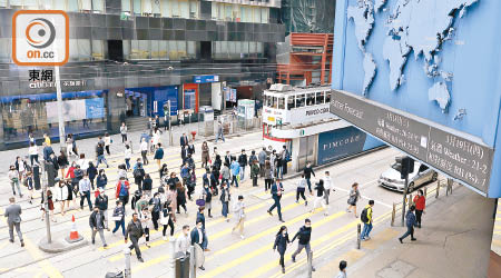 張建宗昨表示，疫情正災難性地衝擊本港經濟民生。