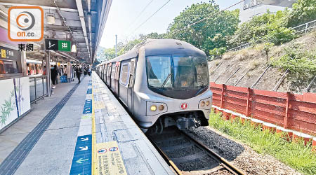 列車未能完全停靠月台。（戴諾文攝）