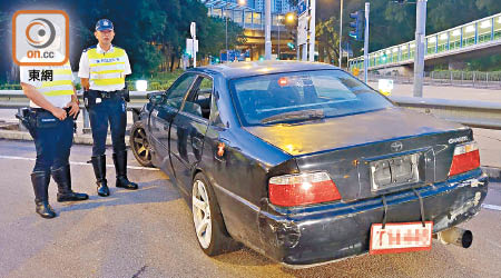 大圍：涉事掛「T牌」私家車在大圍撞欄。（楊日權攝）