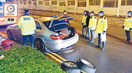 警押男司機搜車，車尾箱有兩條後備胎。（楊日權攝）