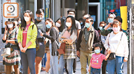 香港：專家指新冠病毒較「陰濕」，市民應繼續高度戒備，佩戴口罩及保持社交距離。（羅錦鴻攝）