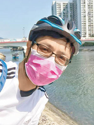 梁敬國戴住口罩踩單車。