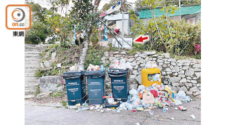 港人行山避疫，卻在郊區遺下大量垃圾，無視「自己垃圾自己帶走」的告示牌（箭嘴示）。