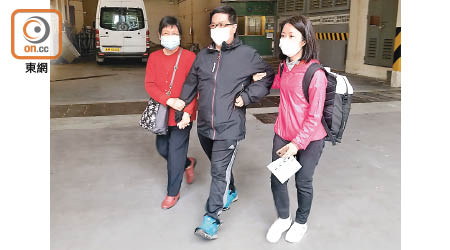 林子健獲准保釋後，由母親（左）及友人接送離開。