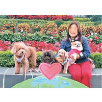 疑似被捕女狗主與愛犬合照。