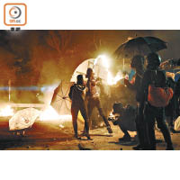 反修例衝突期間，示威者不停投擲汽油彈。