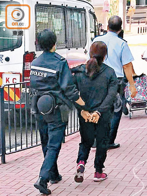 越南女賊被押上警車。