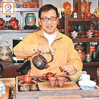 整天工作後，楊偉誠覺得最好嘅提神方法就係泡番壺茶。