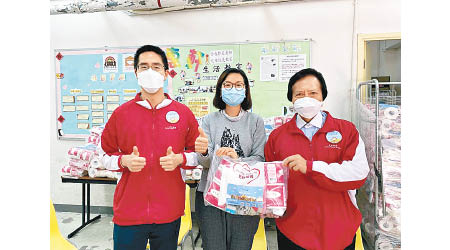 郭炳江（右）同郭基煇（左）向基層人士捐贈抗疫福袋。（聖雅各福群會網站圖片）